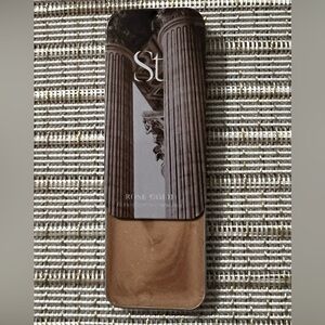 SEINT MAKEUP TIN ILLUMINATOR IN COLOR ROSE GOLD.